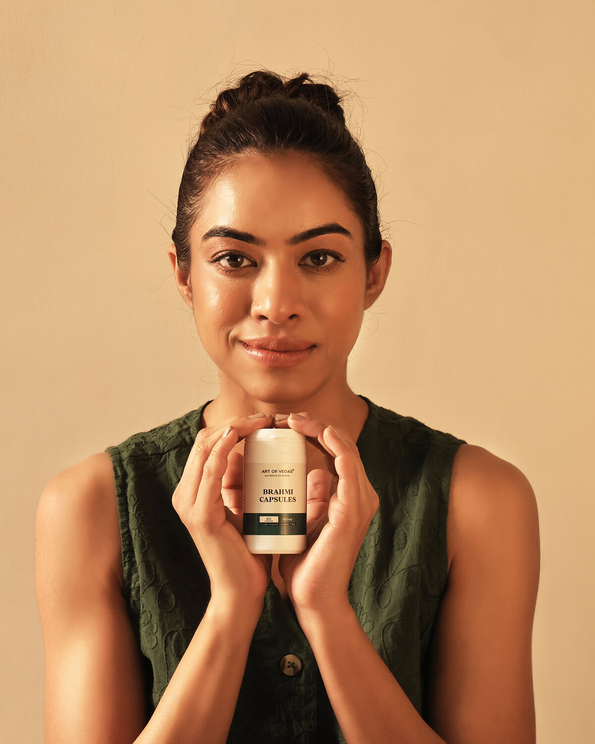 Brahmi Capsules de Art of Vedas sostenidas por una modelo